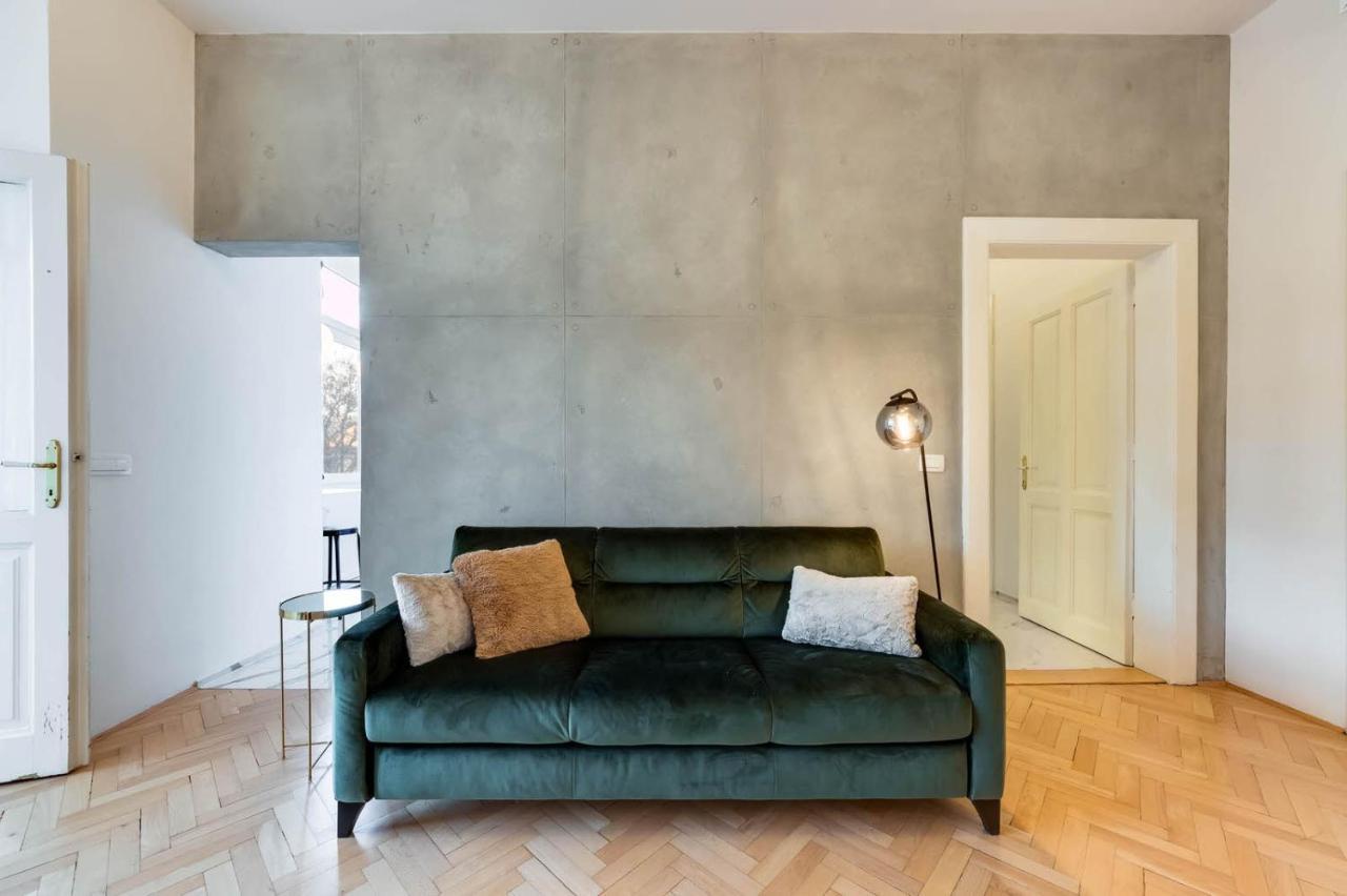 Stylish 2-Bedroom Cufarjeva Apartment With Balcony *