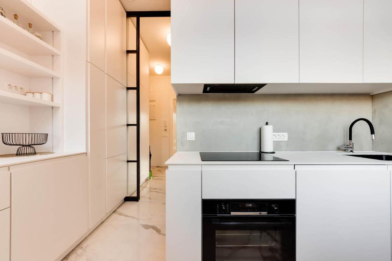 Stylish 2-Bedroom Cufarjeva Apartment With Balcony Apartman