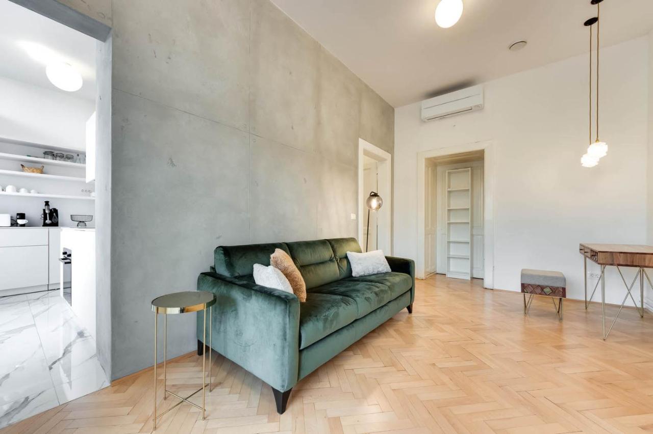 Stylish 2-Bedroom Cufarjeva Apartment With Balcony Ljubljana