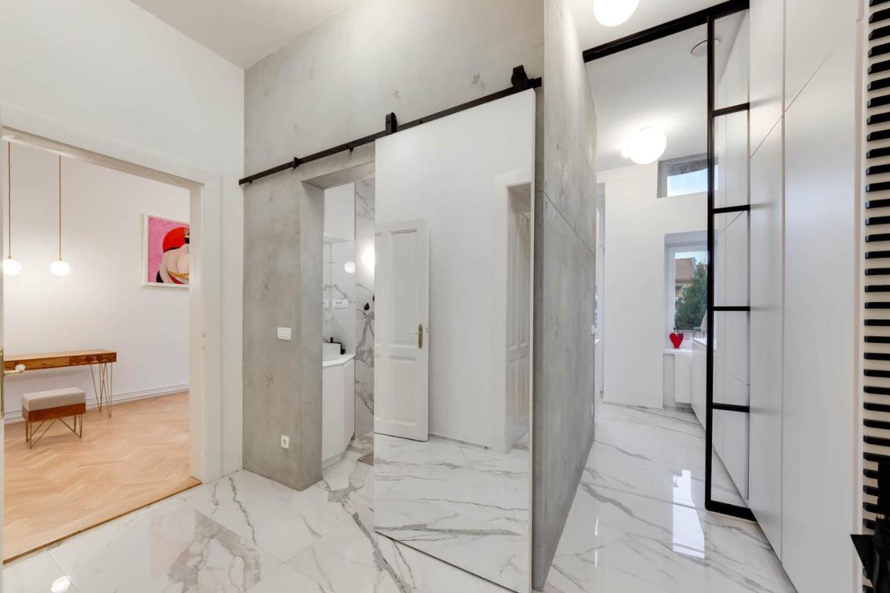 Appartamento Stylish 2-Bedroom Cufarjeva Apartment With Balcony