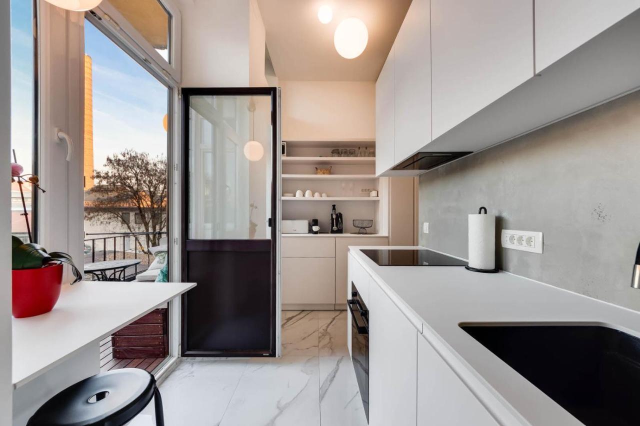 Stylish 2-Bedroom Cufarjeva Apartment With Balcony Apartman